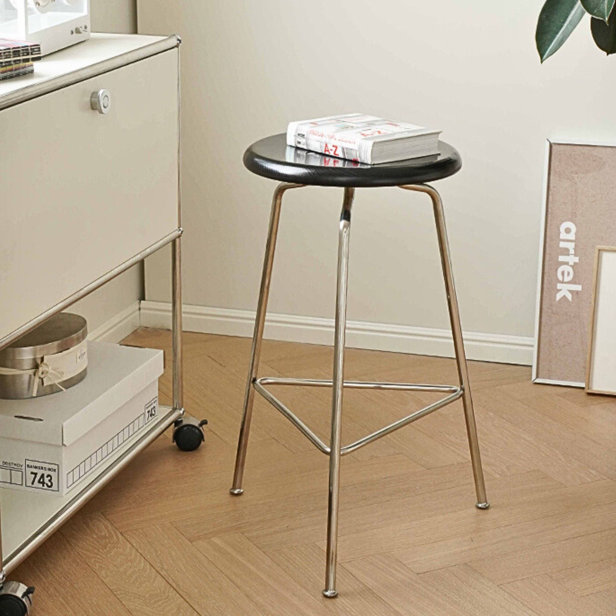 Minimal Wooden Bar Stool - The Feelter